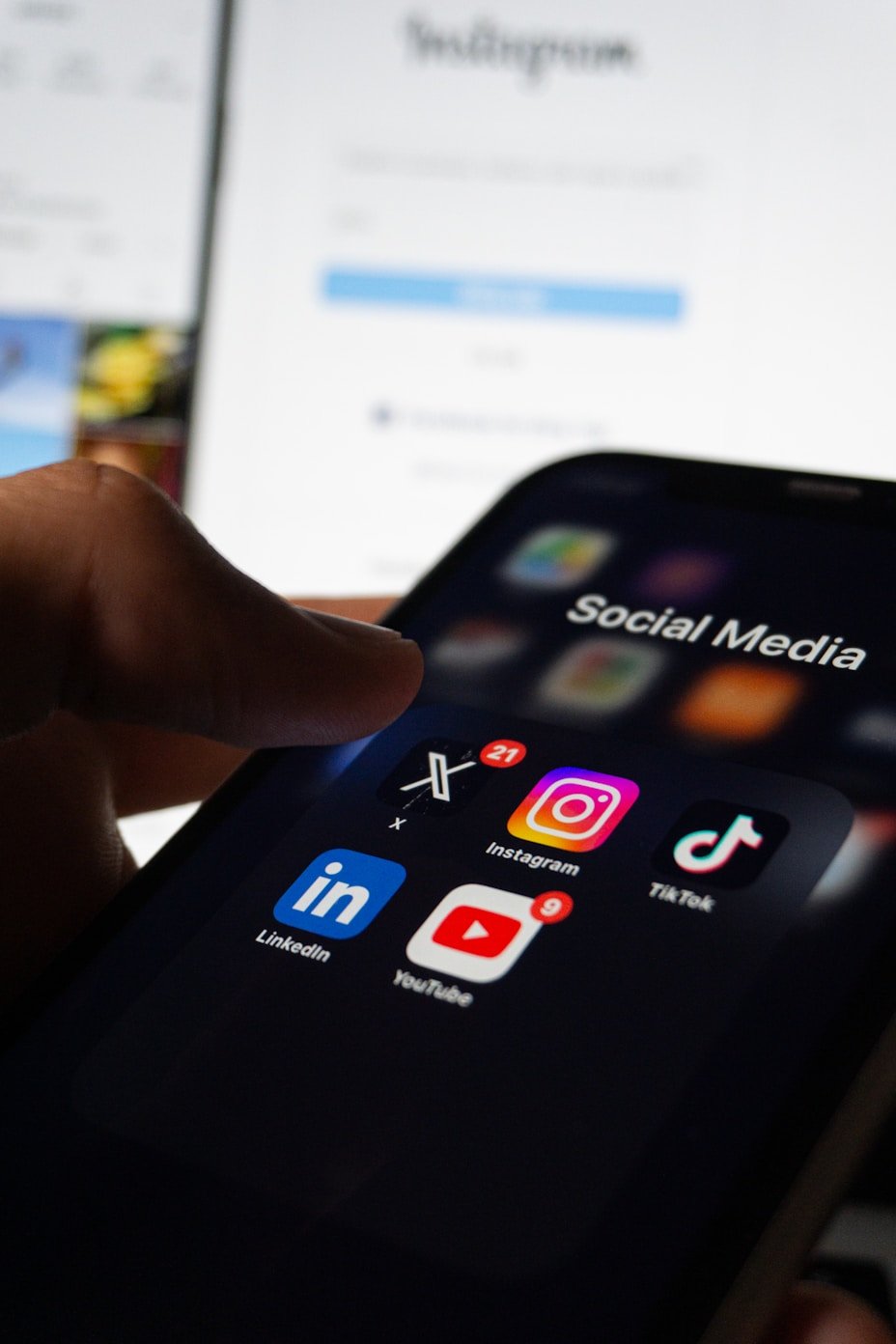 Celular exibindo aplicativos de redes sociais